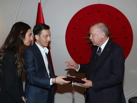 Bất chấp xung đột giữa Đức và Thổ, Ozil vẫn làm một điều gây chú ý