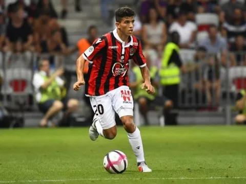 Bayern, Chelsea tranh giành "cầu thủ rê bóng giỏi hơn Messi, Neymar"