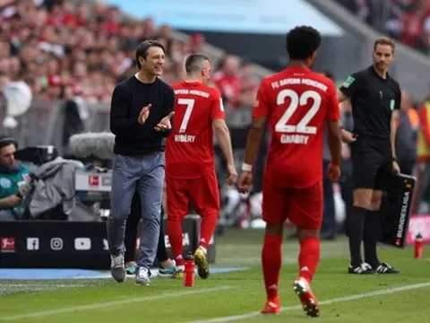 Bayern đăng quang, CĐV "Hùm xám" có hành động bất ngờ với HLV Kovac