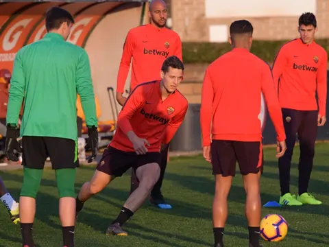 Bị AC Milan bỏ xa, Daniele De Rossi đầy lo âu trên sân tập