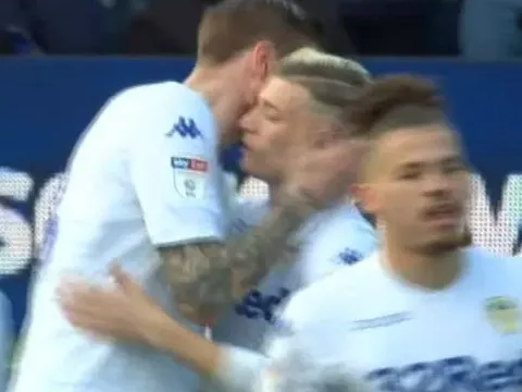 Bị đồng đội ôm hôn, sao Championship phản ứng dữ dội