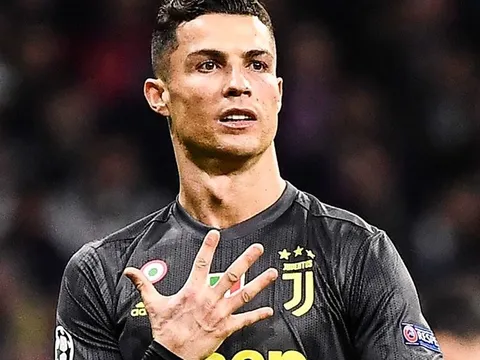 Bị la ó dữ dội, Ronaldo dùng tay "bịt miệng" NHM Atletico