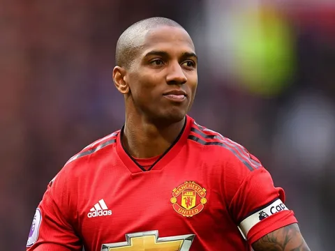 Ashley Young phản ứng khó tin khi bị Man United "cấm cửa"