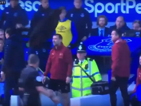 Bị Ozil ném áo khoác, Marco Silva phản ứng bất ngờ