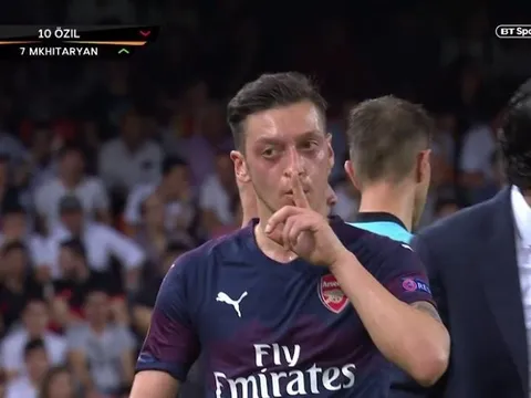 Bị thay giữa chừng, Ozil ra "dấu hiệu" khiến báo giới sục sôi