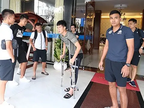 Đình Trọng chống nạng lên sân bay tiễn ĐT Việt Nam dự King's Cup 2019