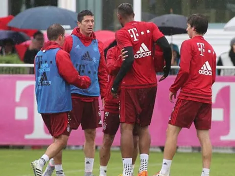 Biến tại Bayern Munich: Lewandowski 'tẩn' nhau to với Coman trên sân tập