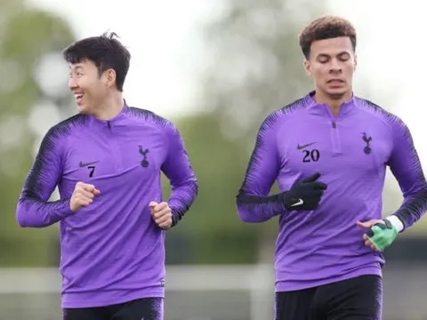 Biểu cảm đối lập của Tottenham trên sân tập sau màn lật kèo Ajax