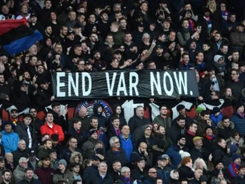 'Biểu ngữ đó biến mất rất nhanh khi thẻ vàng bị đổi thành thẻ đỏ