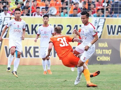 “Bạo lực sân cỏ” trở lại V-League, trọng tài... làm ngơ?