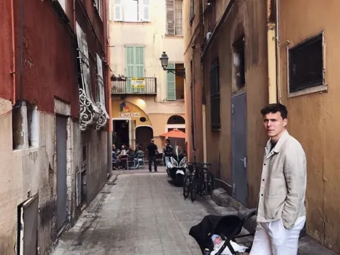 Bỏ lại sau lưng mùa giải bết bát, trung vệ Quỷ đỏ trở về làm "người đàn ông gia đình"