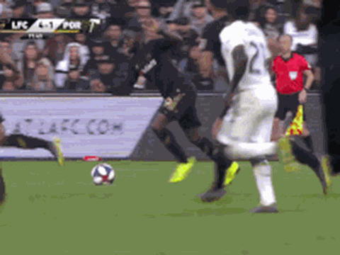 Búng tai đồng đội Lee Nguyễn, cầu thủ tại Mỹ nhận thẻ đỏ lãng xẹt