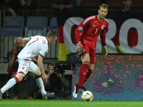 Cả gan 'thách thức' Neuer, tiền đạo đối thủ nhận cái kết đắng