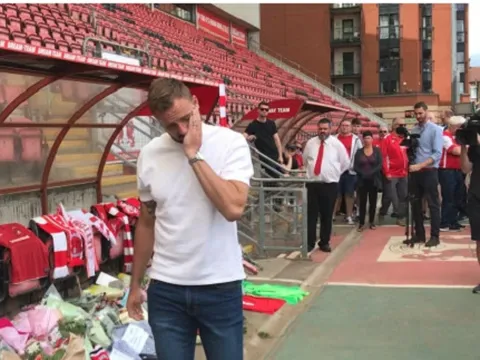 Cả nước Anh khóc thương cho HLV xấu số Justin Edinburgh