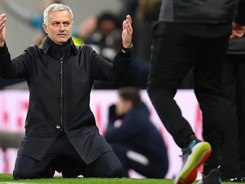 Cái quỳ gối của Mourinho và những khoảnh khắc ấn tượng vòng 22 NHA