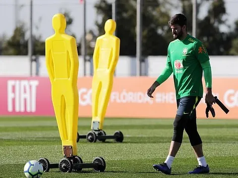 Cạnh tranh với Ederson, Allison khá nghiêm túc trên sân tập Brazil