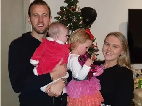 Harry Kane và gia đình bên trong căn biệt thự có giá 17 triệu bảng