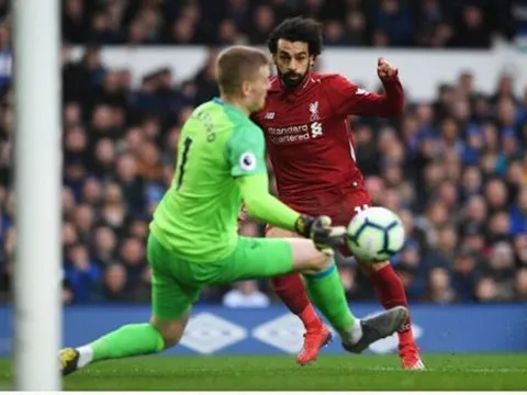 Salah đá bay vị trí đầu bảng của Liverpool sau tình huống này