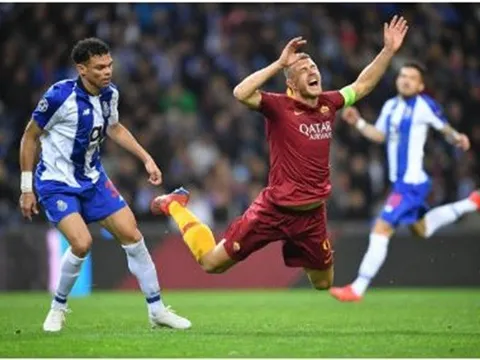 "Gã đồ tể" Pepe tẩn Edin Dzeko ngay trong trận đấu với Roma