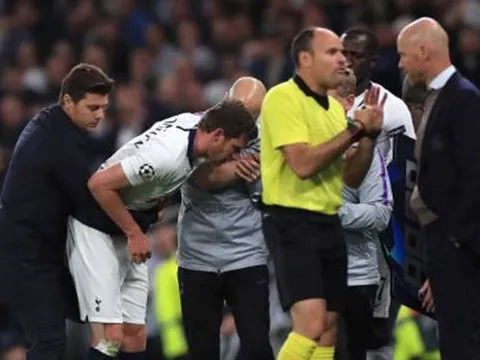 Sốc! Vertonghen không thể tự đi sau pha va chạm với chính đồng đội Alderweireld