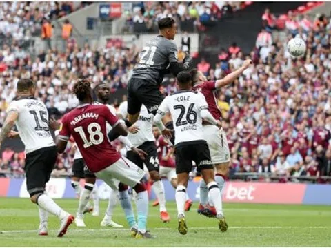 Thủ môn mắc sai lầm ngớ ngẩn, Derby County vuột mất 170 triệu bảng vào tay Aston Villa