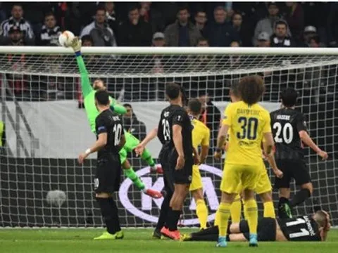 David Luiz với pha đá phạt "phiên bản lỗi của Messi"