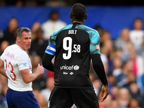 Carragher bị "đồng đội cạch mặt" sau pha tấu hài trước kỉ lục gia nước rút