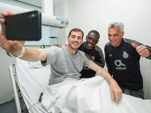 Casillas lạc quan selfie bất chấp nỗi lo phải treo găng vì bệnh tim