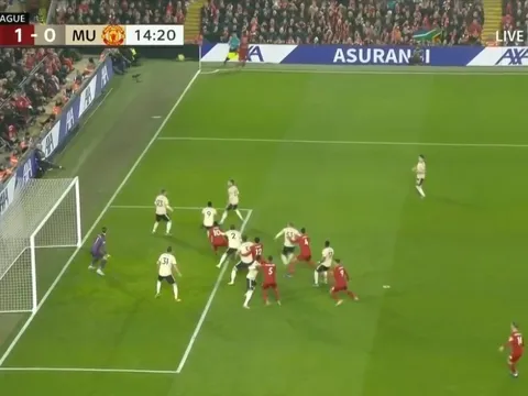 'Van Dijk lách khỏi Fred và tận dụng khoảng trống sau lưng Williams'