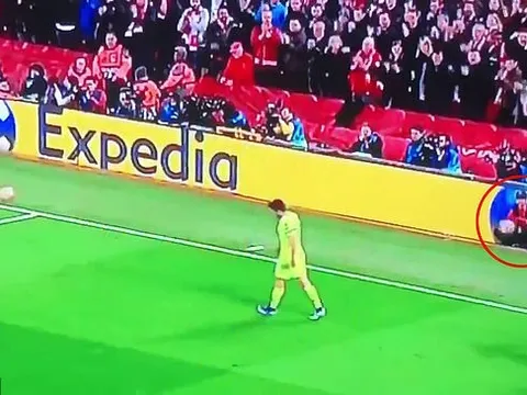 Cậu bé 'ball boy' mới đích thực là người hùng của Liverpool?