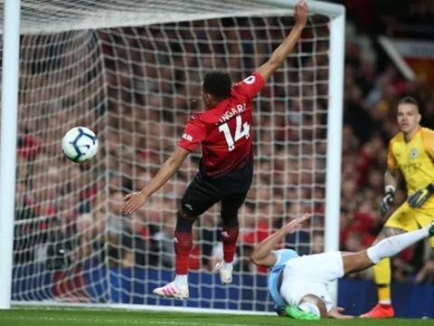 Cậu bé nhặt bóng của Man Utd "chực khóc" vì pha hỏng ăn của Lingard