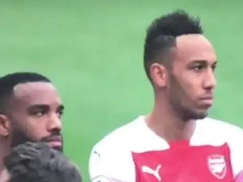 Vẻ mặt 'đưa đám' của dàn sao Arsenal khi sắp chung số phận M.U