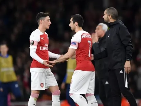 "Cầu thủ Arsenal đó vô dụng, như 1 bóng ma trên sân"