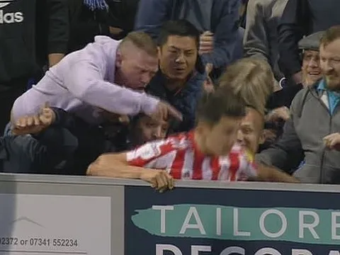 Cầu thủ Sunderland bị CĐV đối thủ hành hung ngay khi đang thi đấu