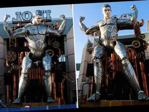 Ronaldo hóa người khổng lồ trong lễ hội truyền thống nước Ý