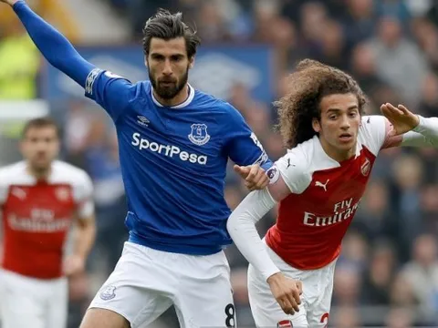 CĐV Arsenal: "Nhìn cậu ấy chẳng khác nào con gà không đầu ở giữa sân"