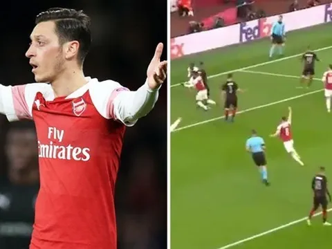 CĐV Arsenal tức điên với biểu hiện khó tin của Ozil ở bàn thứ 2