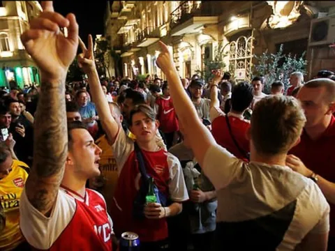 CĐV Arsenal và Chelsea đánh nhau đổ máu trước thềm CK