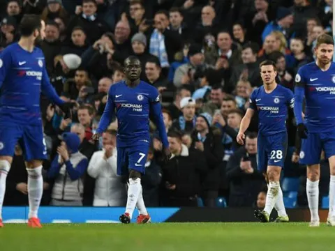 CĐV chế giễu Chelsea không bằng cả... đội hạng Ba