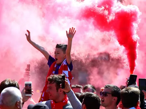 CĐV Liverpool nhuộm đỏ Anfield và những khoảnh khắc đẹp nhất ngày hạ màn Ngoại hạng Anh
