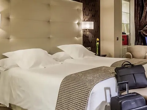 CĐV Liverpool và Tottenham "méo mặt" khi sang Madrid