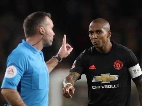 CĐV Man Utd: "Cái tên vô dụng, nên giải nghệ thì hơn!"