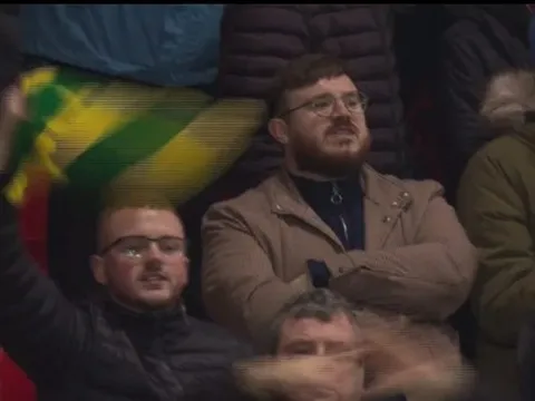 CĐV Man Utd đã hát gì tại Old Trafford đêm qua?