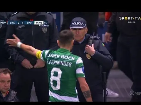 CĐV Man Utd "mở hội" chứng kiến Fernandes làm loạn