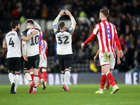 CĐV Man Utd mong Rooney sút "bay ghế" Solskjaer