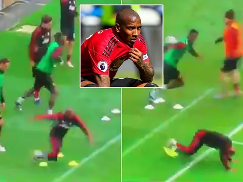 CĐV M.U xấu hổ với hình ảnh Ashley Young lớ ngớ, tự biến mình thành trò hề