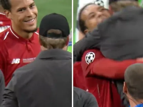CĐV phát cuồng với pha ăn mừng đặc biệt giữa Van Dijk và Klopp