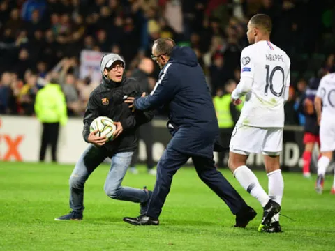 CĐV quá khích vào sân, Mbappe có hành động 'không tưởng'