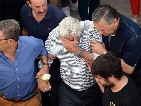 Cha Reyes khóc nấc trong ngày đưa linh cữu anh về thăm quê nhà lần cuối