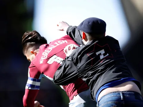 CỰC SỐC: Sao người Anh bị CĐV lao vào sân đấm knock-out thẳng mặt
